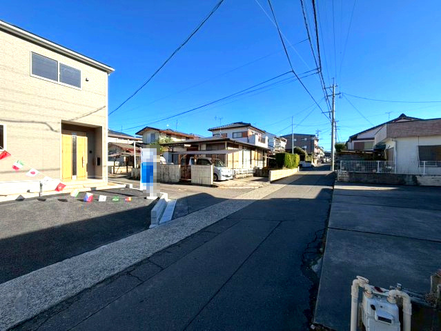 吉野町　新築戸建ての前面道路含む現地写真|閑静な住宅街の一画。角地。南面道路沿いで陽当たり良好。