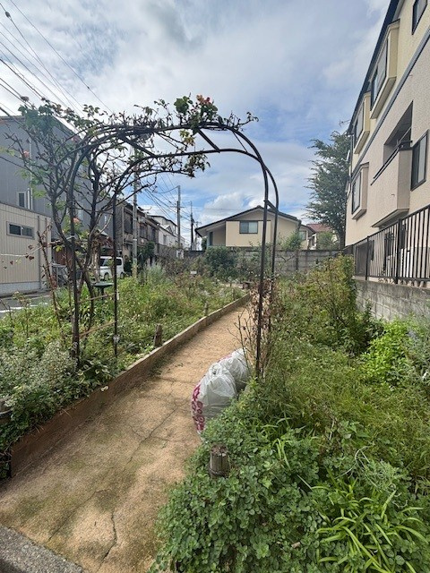 渋谷区富ヶ谷２丁目の賃貸マンションの周辺|近くには『ひだまりガーデン』という花畑があり、ベンチに座って花々を眺めることができる憩いの場です。