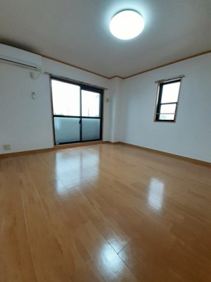 【居間・リビング】 | ローレル | こちらのリビングで趣味の時間をお楽しみください