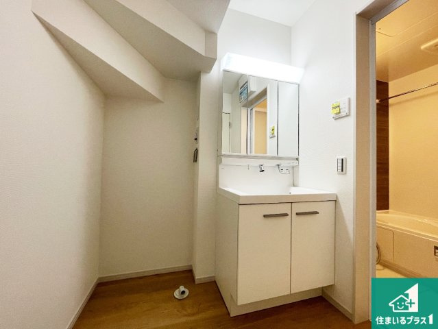 大津市皇子が丘　新築一戸建ての独立洗面台|清潔感のある洗面台です。フラットな鏡は掃除がしやすく毎日清潔！鏡裏には収納があるのでスッキリとした洗面台が保てます。