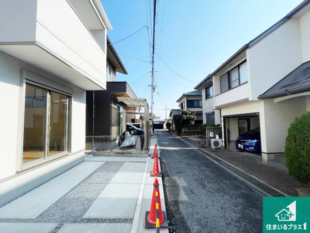 大津市皇子が丘　新築一戸建ての前面道路含む現地写真|周辺は閑静な住宅街！前面道路広々で車の出し入れも便利です。駐車が苦手な方でも安心して車庫入れできます！