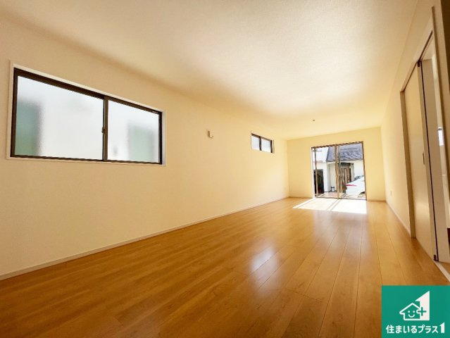 大津市皇子が丘　新築一戸建ての居間・リビング|日当たり良好の明るいリビングで朝の目覚めもスッキリできそう！対面キッチンでご家族のコミュニケーションも自然と増える設計！小さなお子様が遊ぶスペースを作っても広々とくつろげるLDK！