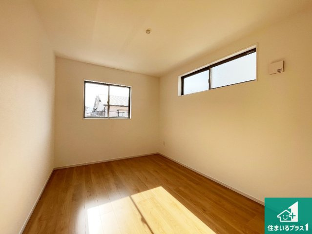 大津市皇子が丘　新築一戸建ての洋室|シンプルな洋室は、自分好みのインテリアが楽しめます♪ご家族とインテリアや家具を選びに行くのは新築購入時の醍醐味の一つです。ぜひお楽しみください♪