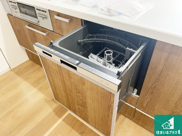 大津市皇子が丘　新築一戸建ての設備|食事後の一仕事、食器洗いをボタン一つでお任せできちゃいます！場所を取らないビルトイン式なので、お料理スペースもしっかり確保！