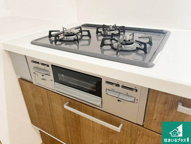 大津市皇子が丘　新築一戸建ての設備|ダブル高火力Ｓｉセンサー付きコンロ！３口あるので、まとめて料理をする時も大活躍！