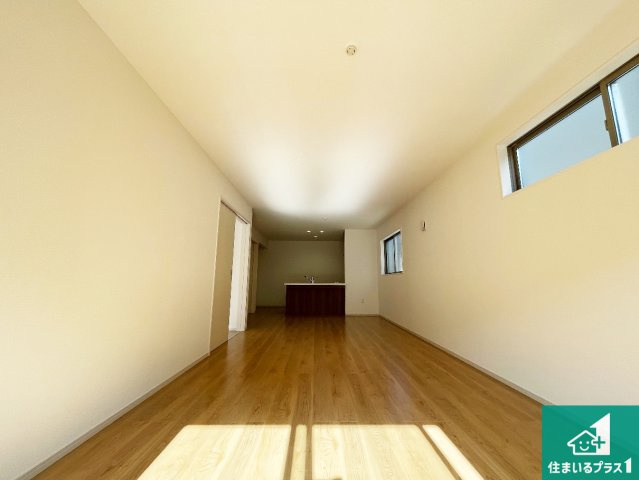 大津市皇子が丘　新築一戸建ての居間・リビング|シンプルなリビングは、観葉植物等のインテリアを楽しめますね！パパ好みにも、ママ好みにも家具次第で雰囲気を変えることができます！