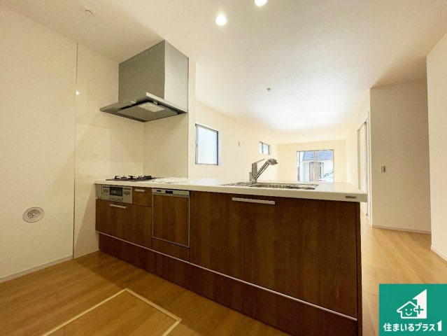 大津市皇子が丘　新築一戸建てのキッチン|リビングと統一感があり、使い勝手のいいキッチン。広々としているので、二人並んで作業が出来ちゃいます。お子様と一緒に色々なお料理に挑戦できるスペースがあります。