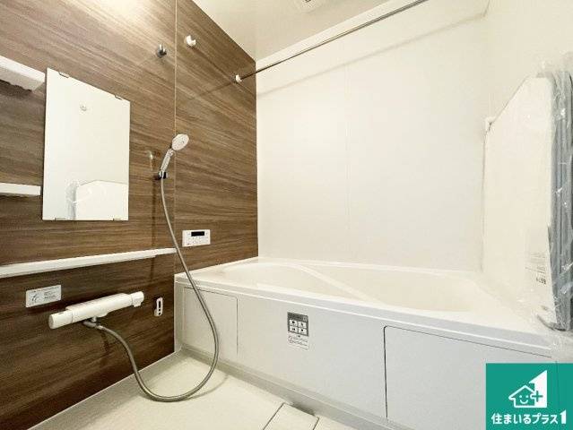 大津市皇子が丘　新築一戸建ての浴室|足をゆったり伸ばして寛げる浴槽です。窓が設けられていますので差し込む光が明るく穏やかな雰囲気にしてくれます♪浴室乾燥機も設置しているので、雨の日の洗濯物も安心です♪