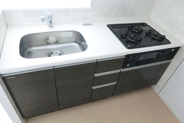 Ａｌｌｏｇｇｉｏのキッチン|☆３口ガス・システムキッチン・魚焼きグリル付きです。☆