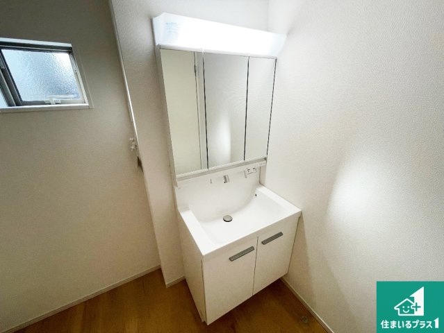 京都市伏見区向島庚申町　第2期　新築一戸建ての独立洗面台|清潔感のある洗面台です。フラットな鏡は掃除がしやすく毎日清潔！鏡裏には収納があるのでスッキリとした洗面台が保てます。