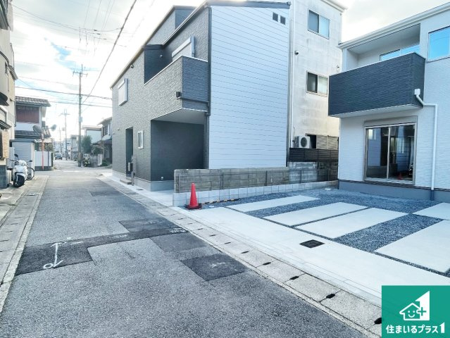 京都市伏見区向島庚申町　第2期　新築一戸建ての前面道路含む現地写真|周辺は閑静な住宅街！前面道路広々で車の出し入れも便利です。駐車が苦手な方でも安心して車庫入れできます！