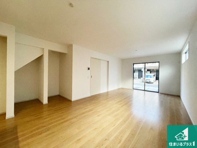 京都市伏見区向島庚申町　第2期　新築一戸建ての居間・リビング|日当たり良好の明るいリビングで朝の目覚めもスッキリできそう！対面キッチンでご家族のコミュニケーションも自然と増える設計！小さなお子様が遊ぶスペースを作っても広々とくつろげるLDK！