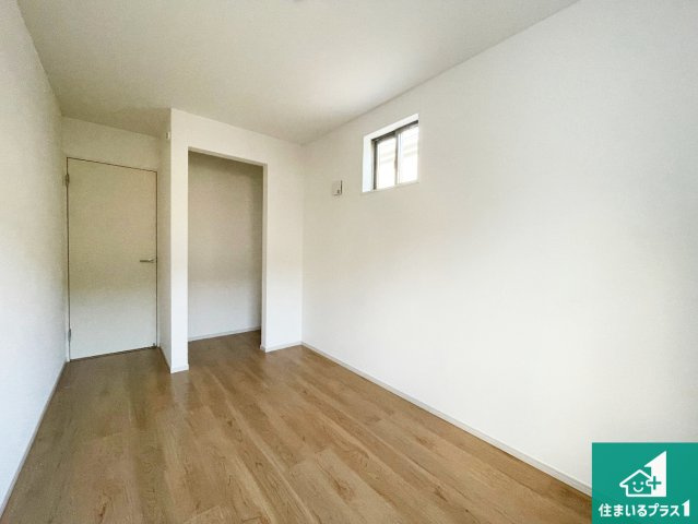 京都市伏見区向島庚申町　第2期　新築一戸建ての洋室|シンプルな洋室は、自分好みのインテリアが楽しめます♪ご家族とインテリアや家具を選びに行くのは新築購入時の醍醐味の一つです。ぜひお楽しみください♪