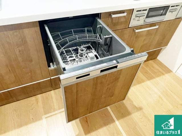 京都市伏見区向島庚申町　第2期　新築一戸建ての設備|食事後の一仕事、食器洗いをボタン一つでお任せできちゃいます！場所を取らないビルトイン式なので、お料理スペースもしっかり確保！