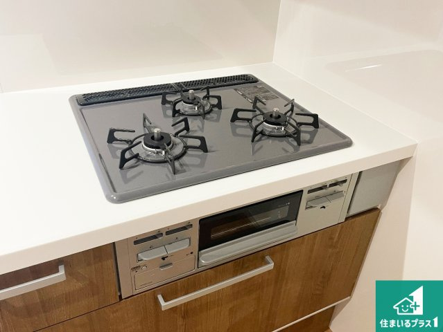 京都市伏見区向島庚申町　第2期　新築一戸建ての設備|ダブル高火力Ｓｉセンサー付きコンロ！３口あるので、まとめて料理をする時も大活躍！