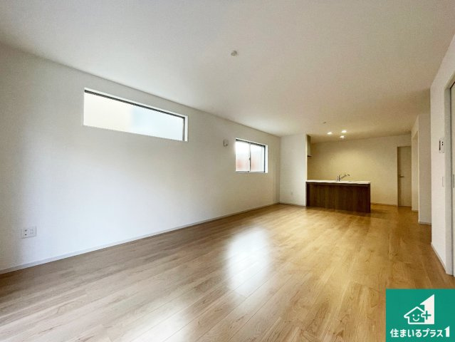 京都市伏見区向島庚申町　第2期　新築一戸建ての居間・リビング|シンプルなリビングは、観葉植物等のインテリアを楽しめますね！パパ好みにも、ママ好みにも家具次第で雰囲気を変えることができます！