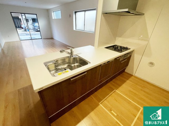 京都市伏見区向島庚申町　第2期　新築一戸建てのキッチン|リビングと統一感があり、使い勝手のいいキッチン。広々としているので、二人並んで作業が出来ちゃいます。お子様と一緒に色々なお料理に挑戦できるスペースがあります。