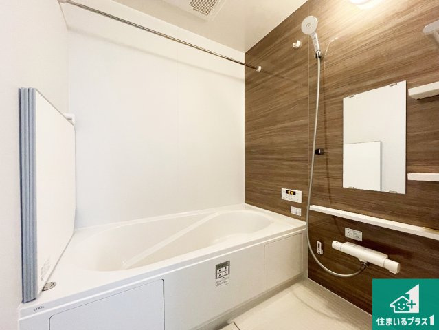 京都市伏見区向島庚申町　第2期　新築一戸建ての浴室|足をゆったり伸ばして寛げる浴槽です。窓が設けられていますので差し込む光が明るく穏やかな雰囲気にしてくれます♪浴室乾燥機も設置しているので、雨の日の洗濯物も安心です♪