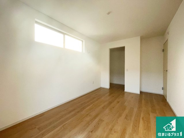 京都市伏見区向島庚申町　第2期　新築一戸建ての洋室|シンプルな洋室は、自分好みのインテリアが楽しめます♪ご家族とインテリアや家具を選びに行くのは新築購入時の醍醐味の一つです。ぜひお楽しみください♪