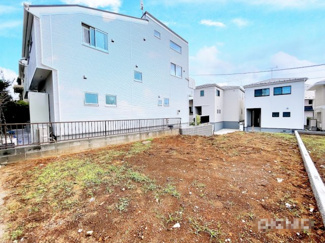 【外観】 | ◆爽やかな青空の下に贅沢なほどに降り注ぐ陽光、豊かな居住性と、クオリティが見事に調和した住空間は、住まうことの喜びを感じさせてくれます。ゆとりある広い敷地で開放的なお住まいです。