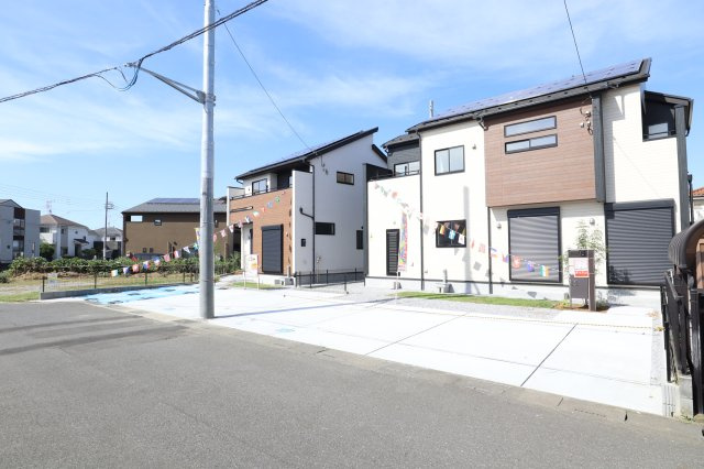 仲介手数料無料　桶川市上日出谷南3丁目　新築　全２棟の前面道路含む現地写真