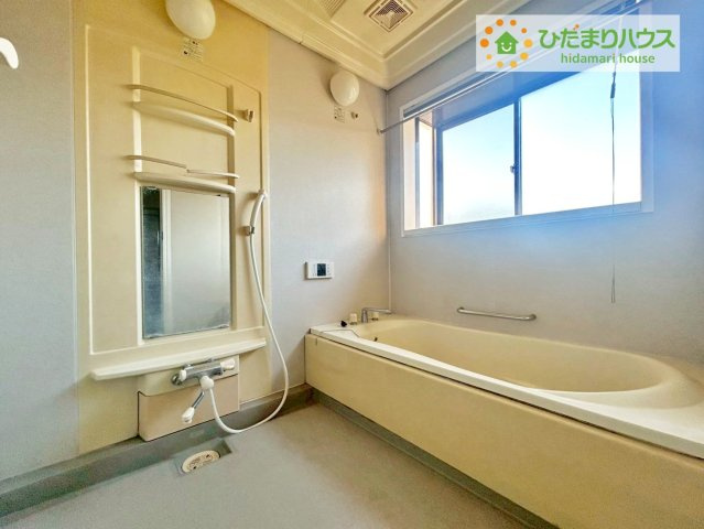 ひたちなか市大字市毛　中古戸建の浴室|今日も１日お疲れでした。広いお風呂で疲れを癒してください。