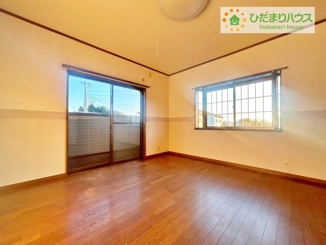 ひたちなか市大字市毛　中古戸建の寝室|主寝室は広々していて安らげる空間に。大きな窓から光が差し込み、朝の目覚めも良さそう♪