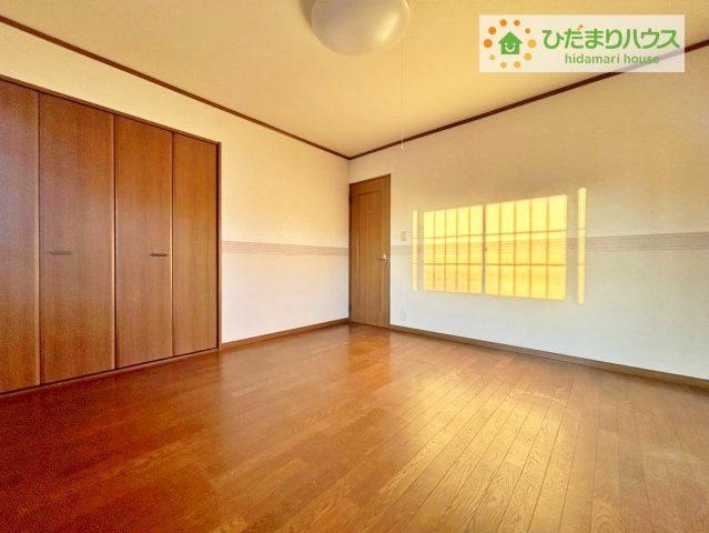 ひたちなか市大字市毛　中古戸建の寝室|質の良い睡眠で一日の疲れを癒す空間で気持ちの良い一日のスタートを切ることができます。バルコニーへ出入りでき、洗濯物干しや布団干しもラクラクです。