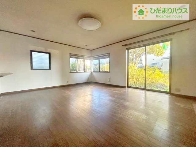 ひたちなか市大字市毛　中古戸建の居間・リビング|大きな窓から差し込む光でいっぱいのリビング　休日もつい家にいる時間が長くなりそうです