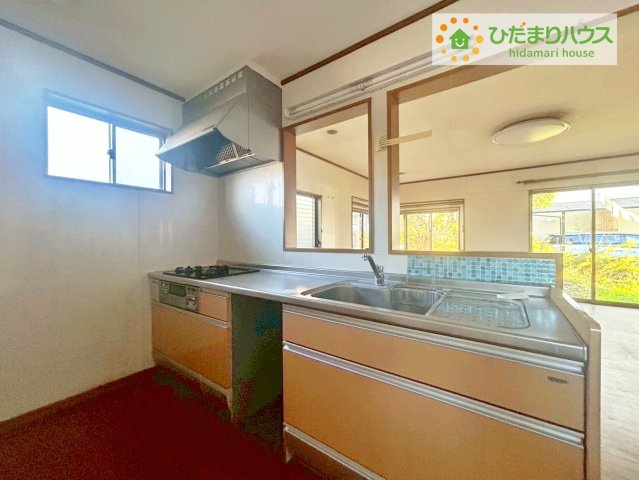 ひたちなか市大字市毛　中古戸建のキッチン|手元は隠しながら、リビングとも会話できるセミオープンキッチン