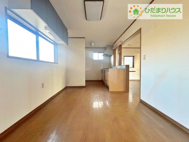 ひたちなか市大字市毛　中古戸建の内装|縦長で奥行きのあるLDKは家具などの配置もしやすく使い勝手が良いです⭐︎