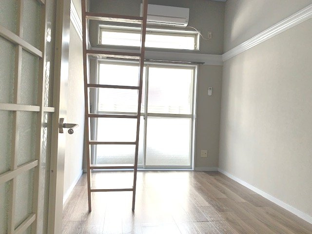 Ｓｕｎｎｙ　ＳｐｏｔⅢの内装|☆南西向きで日当たり良好！洋室５帖の居室です。☆