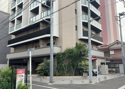 【外観】 | ソルティア橋本 | 外観はマンション管理がされているかの目安になります。築年数が古いと、壁面は劣化してひび割れが生じることも！建物が古びていても細かいところが修繕されていると、きちんと管理されているなぁと感じるでしょう。