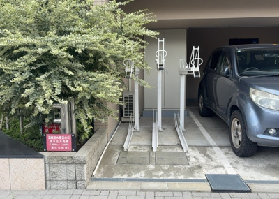 【駐車場】 | ソルティア橋本 | 車一台あたりに必要なスペースは、標準サイズの普通自動車で横幅2m50cm、長さ5mは必要になります。ただし、乗降のことも考慮して横幅3m30cm、長さ5m50cmほどは確保できるところを選びましょう。
