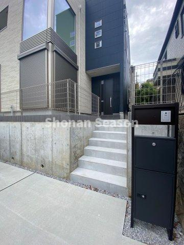 【玄関】 | 階段アプローチのある玄関で、プライバシーと開放感を両立◎　　　　　
スタイリッシュな門柱と階段アプローチが、住まいの第一印象をぐっと引き締めます！