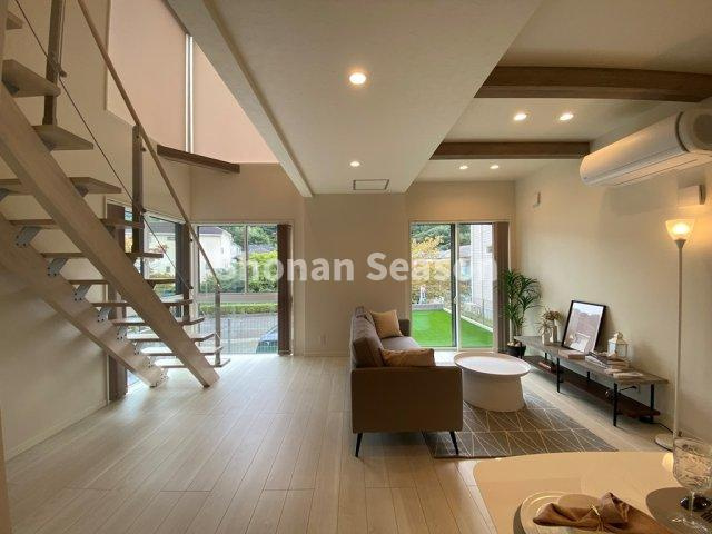 【内装】 | 大きな窓から陽光差し込む開放的なリビング♪　　　　　　　　　　　　
階段下までしっかり使える設計で、空間をより広く感じられます◎