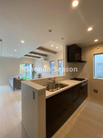 【キッチン】 | キッチンからリビング全体が見渡せて、配膳や片付けもスムーズに♪　　
毎日の家事がもっと快適になる、嬉しい間取り設計！