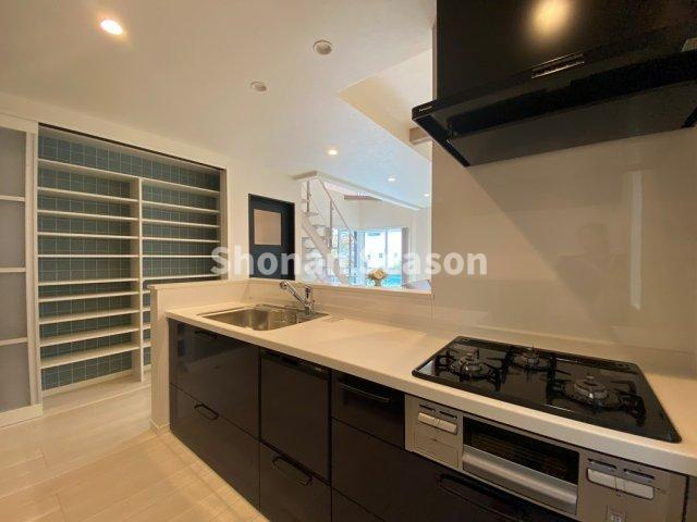 【キッチン】 | 上下にしっかり収納を確保した使い勝手の良いシステムキッチン。　　　
作業スペースも広く、お料理がはかどる快適な空間です♪