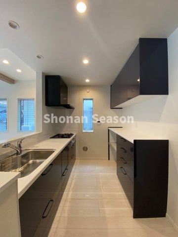 【収納】 | 背面にもたっぷり収納を確保したキッチンスペース！　　　　　　　　　
作業しやすい広さで、家事動線にも優れた間取り♪