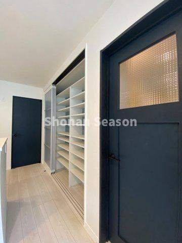 【収納】 | 食料品や日用品のストックに便利なパントリー付き！　　　　　　　　　
キッチン横の配置で動線も良好、収納力にも優れています♪