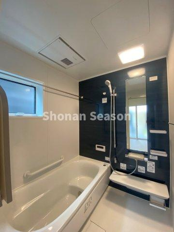 【浴室】 | 浴室乾燥機付きで雨の日の洗濯も安心◎　　　　　　　　　　　　　　
ブラックパネルが上品さを演出するスタイリッシュなバスルーム♪
