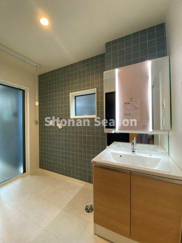 【洗面所】 | ナチュラルな木目調の洗面台で落ち着いた空間に！　　　　　　　　　　　
