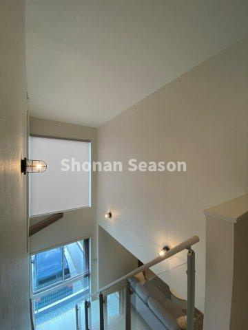 【内装】 | 吹き抜けの階段は開放感があり、光もたっぷり差し込みます◎　　　　　
上階とのつながりを感じられる明るく心地よい空間です♪