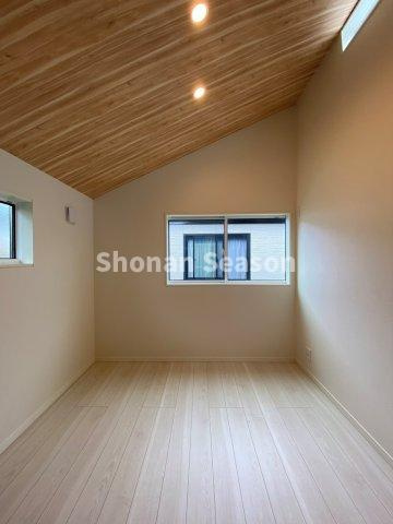 【洋室】 | 勾配天井と木目調クロスがあたたかみを演出◎　　　　　　　　　　　　
シンプルながら個性が光る、落ち着いた雰囲気のお部屋♪