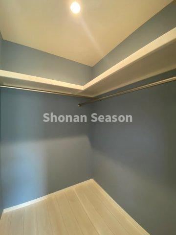 【収納】 | ゆとりのあるウォークインクローゼットで衣類や小物もスッキリ収納◎　
お気に入りの服も探しやすく、日々の身支度が快適になります♪