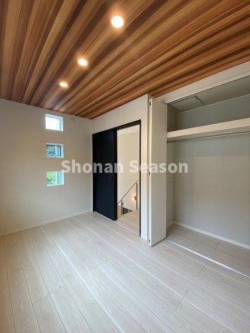 【洋室】 | アクセント天井が空間にメリハリを与えるおしゃれな洋室　　　　　　　
収納スペースも確保され、居住性とデザイン性を兼ね備えています♪