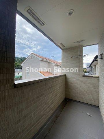 【バルコニー】 | 屋根付きのインナーバルコニーは天気に左右されにくく安心です♪　　
洗濯物干しはもちろん、気分転換のひとときにも活躍します◎
