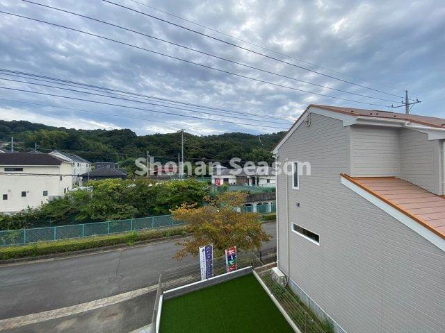 【展望】 | 自然豊かな眺望が広がる、心落ち着く住環境◎　　　　　　　　　　　
朝の目覚めや休日のひとときも、景色を楽しみながらゆったりと過ごせます♪
