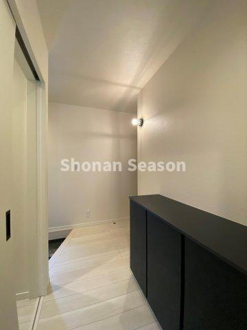 【内装】 | スタイリッシュな玄関収納は、見た目の美しさと使いやすさを両立！　　
家族みんなの靴をすっきり片付けられて、毎日の出入りが快適♪