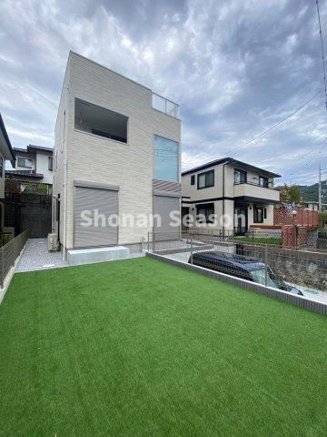 【庭】 | 青空に映える美しい外観と、広々とした人工芝のお庭が魅力的♪　　　　
お子さまの遊び場やBBQスペースとしても活躍する、家族の憩いの場です！